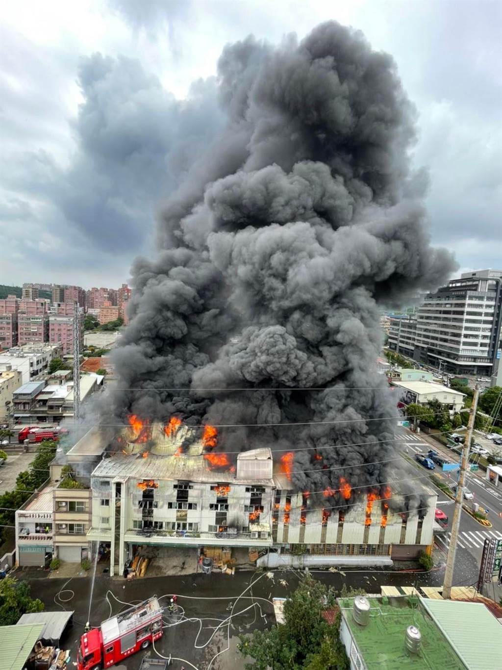 台湾一超市仓库火灾致9死7伤，灾难背后的反思与启示_精选解释落实