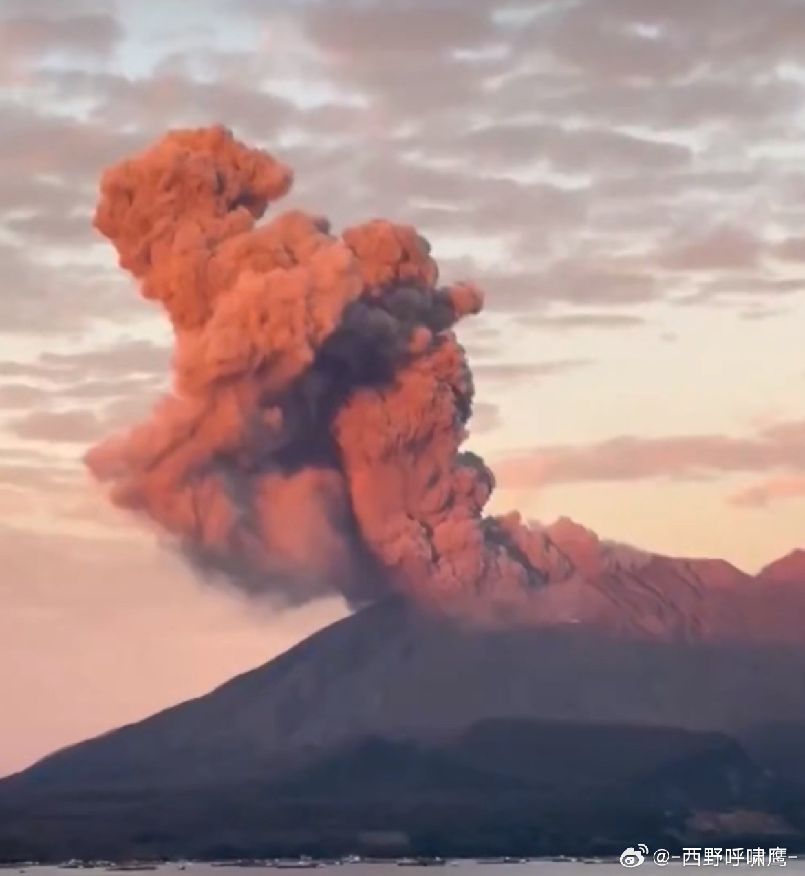 探索日本火山灰柱，揭秘3400米高空的神秘面纱