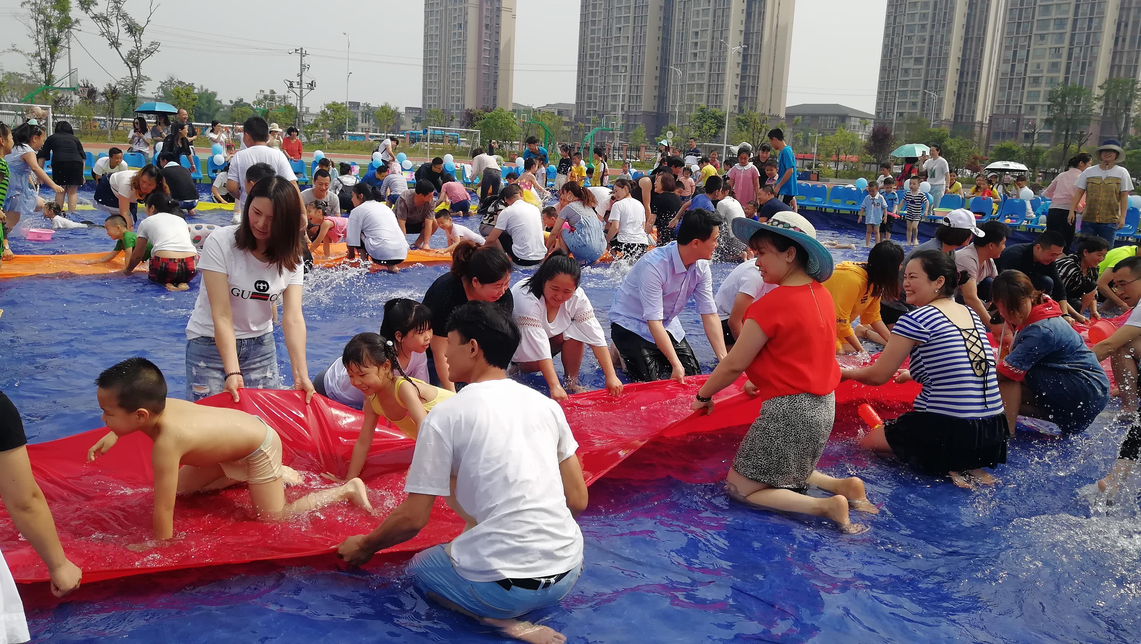 地震瞬间教练抱起孩子撒腿就跑