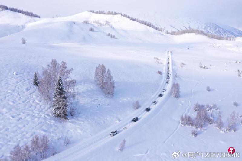 新疆阿勒泰，城市被白雪覆盖的壮丽画卷