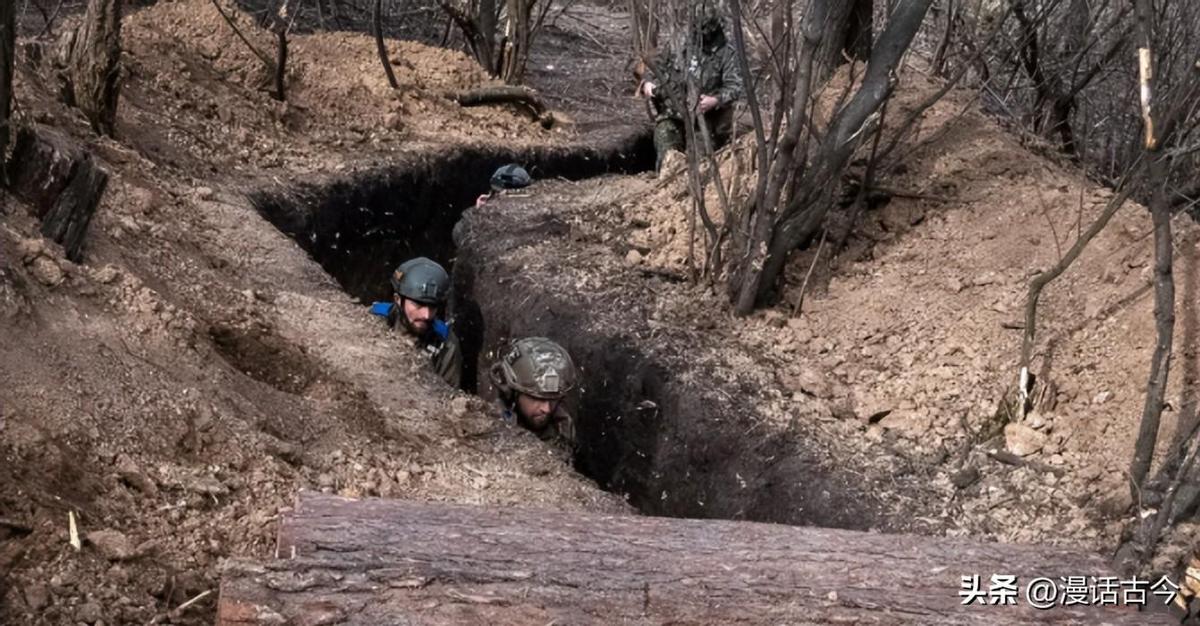 乌士兵刚走出战壕遭遇俄无人机突袭，现代战争中的新挑战