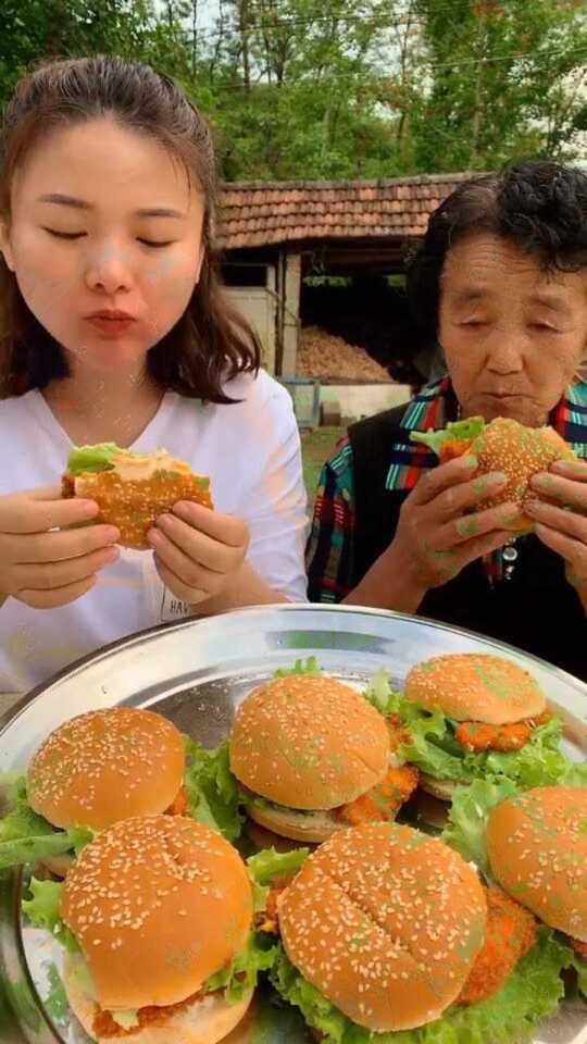 太奶带重孙女逃学去吃汉堡，一段特殊的祖孙美食之旅