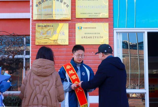 男生在地震中背同学逃生获奖励，公派留学的英勇事迹