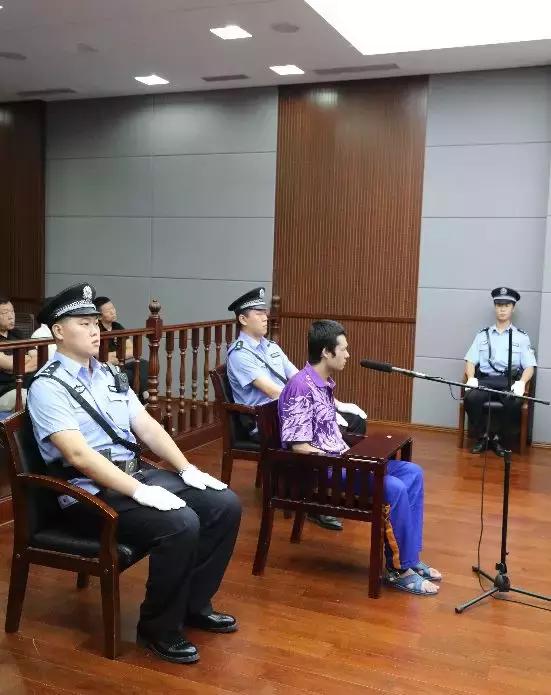 心痛至极，民警被刺四刀牺牲前的画面