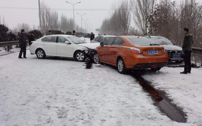 雪天下坡难刹车，司机面临困境，选择便宜车辆还是谨慎驾驶？