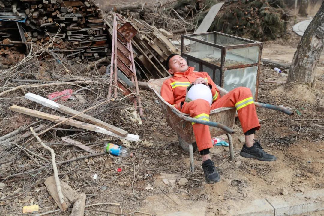 徒步者疑似拍下加州山火起燃视频，揭示自然之力的瞬间