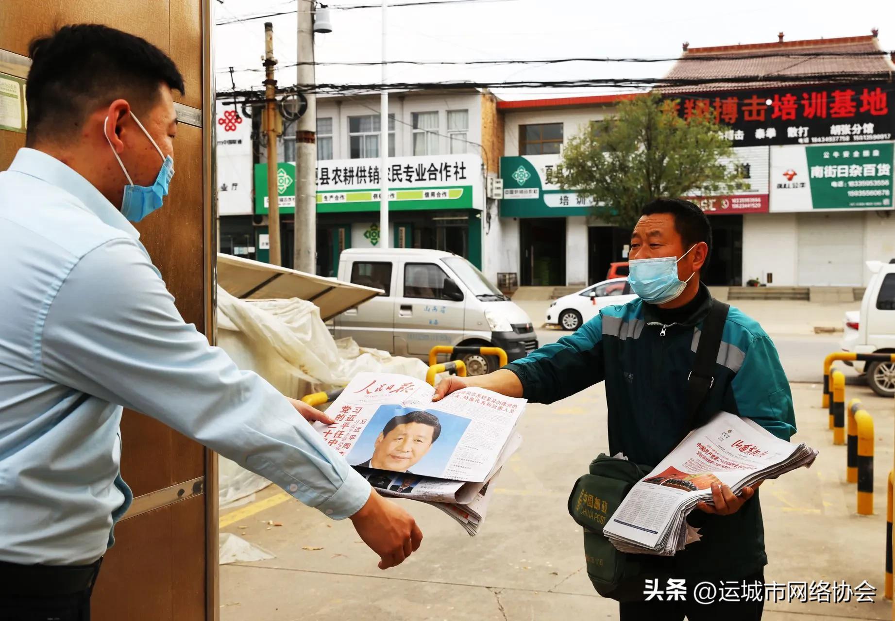 深圳餐馆老板因门上喜报走红，引发网络热议