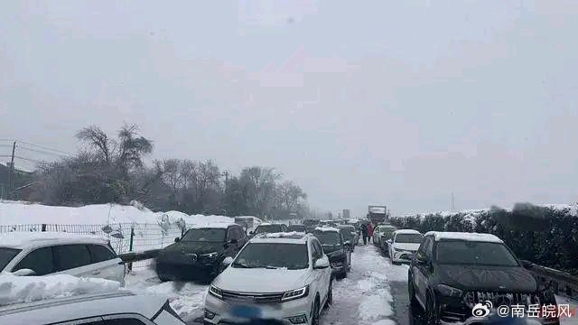 河南暴雪车主被困国道山路5小时