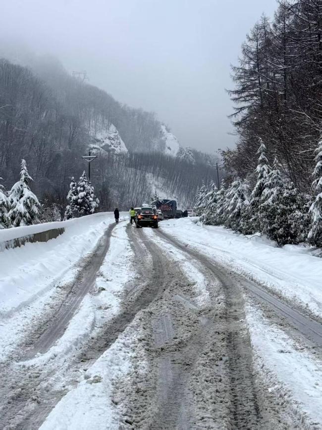 暴雪路途中的坚韧与坚持——女子自驾返乡开直播寻路的真实故事