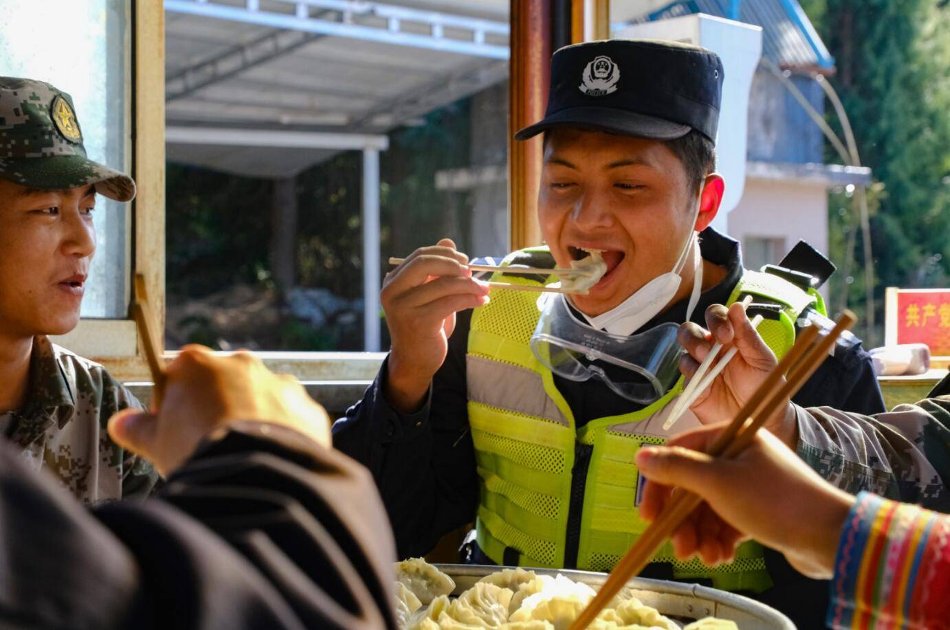 戍边民警一口吃到家乡味，边疆的温情与坚守