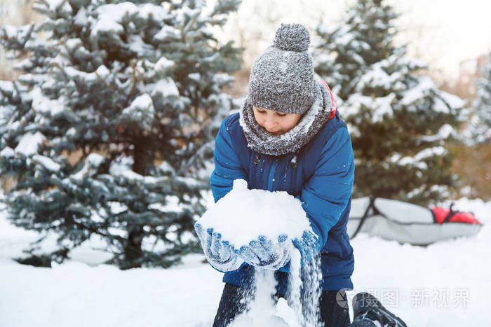 美男子用婴儿清积雪，冬日里的暖心之举