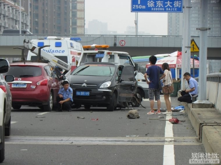 上海南北高架发生三车事故 幸无伤亡