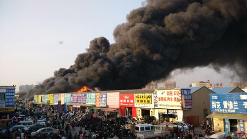 河北三河市连片沿街木屋商铺起火