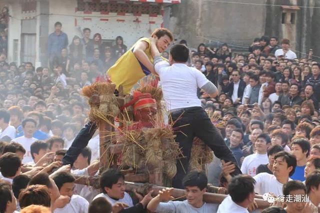 独家揭秘！摄影师记录潮汕民俗瞬间遭遇飞来横祸，背后真相引人深思！