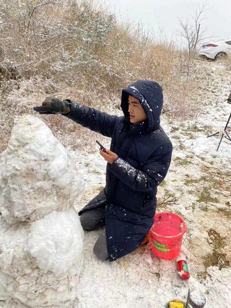 警惕！姐夫冒险爬梯上房顶清理积雪，悲剧发生，安全何在？