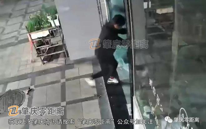 小伙开门遭遇玻璃炸裂瞬间，责任索赔引发关注热议！揭秘事件真相与法律解读。