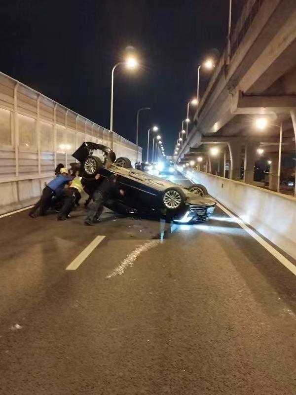 突发灾难！载有80人的客机着陆瞬间翻覆，生死未卜的浓烟背后隐藏了什么？