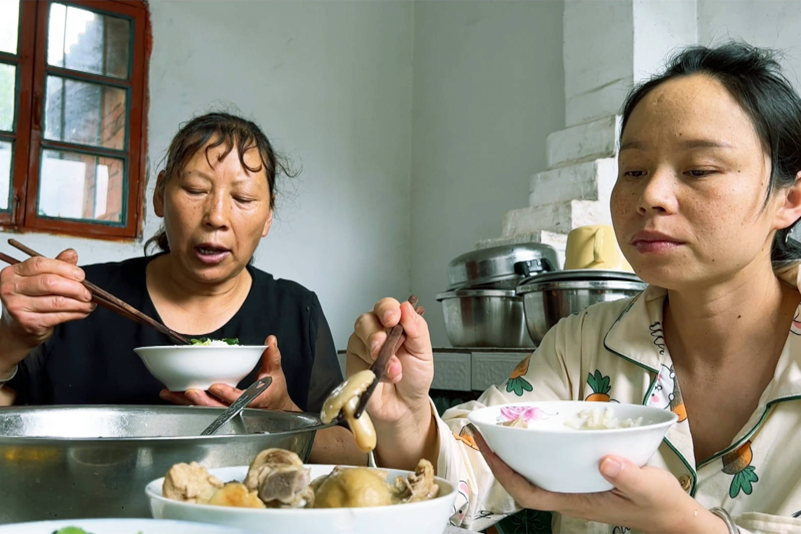 感动人心！十三年如一日，婆婆坚持每日送饭给守店儿媳，这背后的故事令人动容