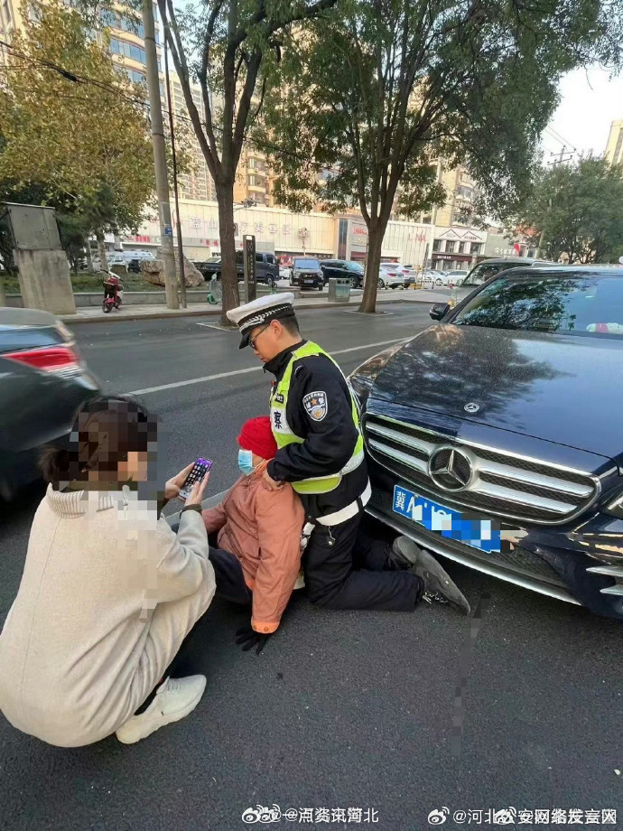 父母车祸轻微伤，女子跪谢爱车护主——背后的故事与感悟